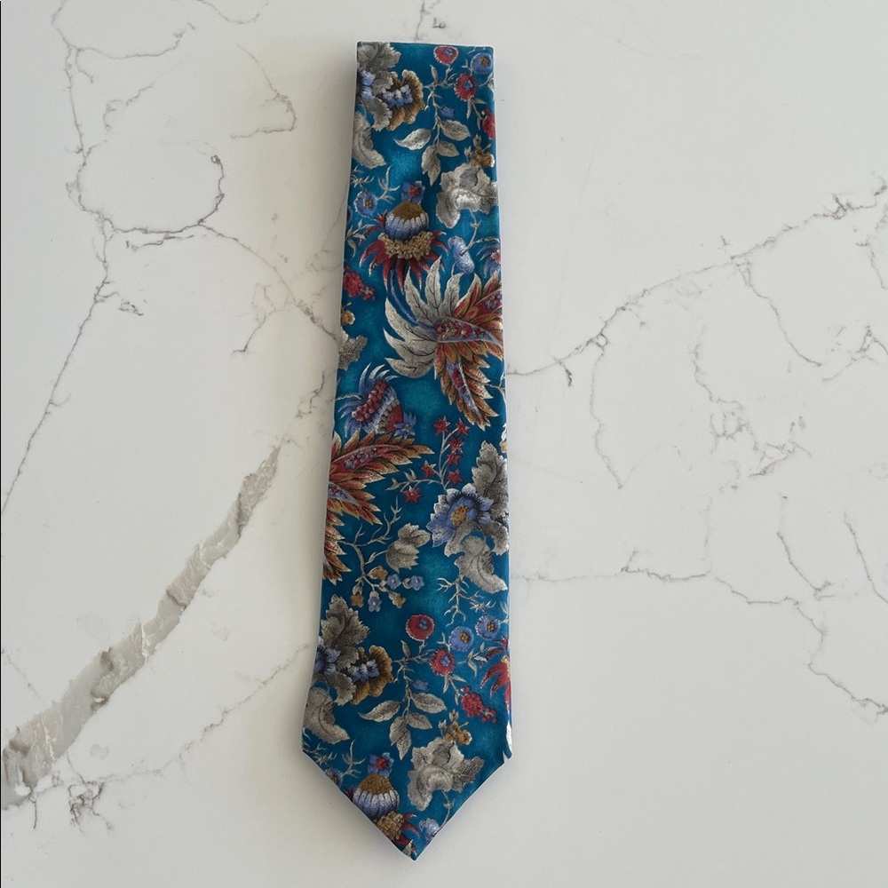 Elegant Floral Patterned Tie in Blue and Gray